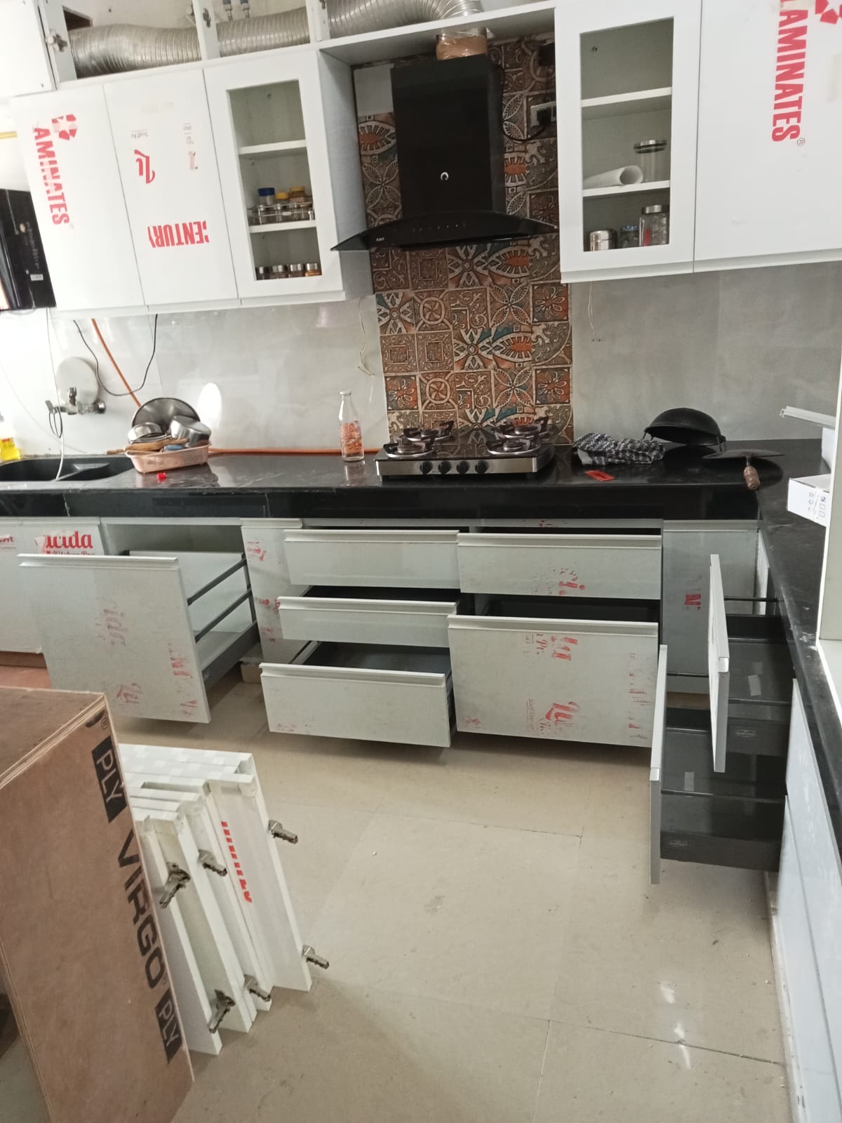 Kitchen with Drawers and Chimney